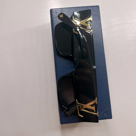 Louis Vuitton Link Square Sunglasses Polarize - Picture 5 of 10